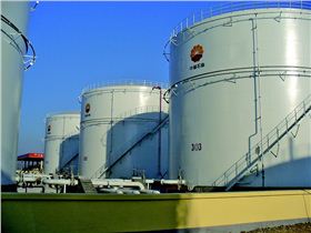 國(guó)際油價(jià)的低迷使中國(guó)的原油儲(chǔ)備大幅增加，如何進(jìn)行原油粗放型處理是亟需解決的問(wèn)題。