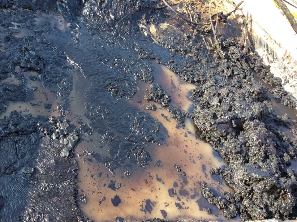 含油污水是原油、泥沙、水等的混合物。