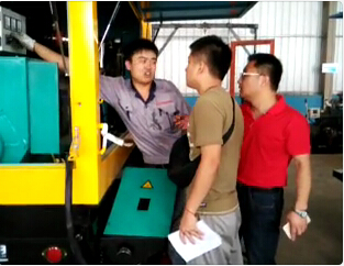 羅德技術(shù)團(tuán)隊與工廠工作人員討論產(chǎn)品 羅德技術(shù)團(tuán)隊與工廠工作人員討論產(chǎn)品