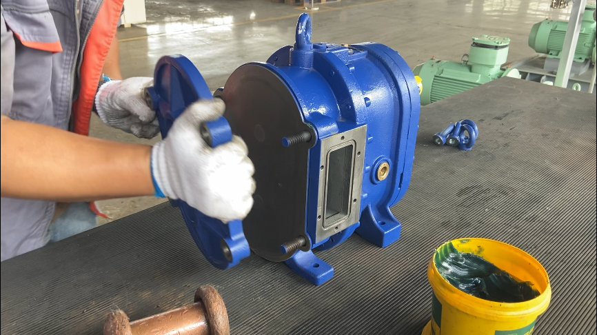 填入密封圈，裝外襯板，泵蓋，對(duì)角扭緊快裝螺絲