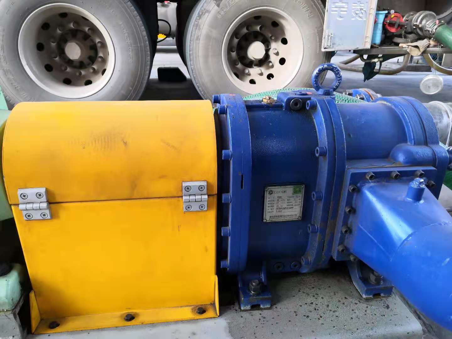 羅德石腦油卸車泵近景 羅德石腦油卸車泵近景